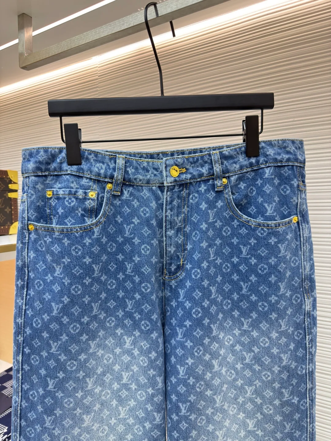 LOUIS VUITTON full-print flare jeans ●Authentic product: Purchased and developed by 19100 ●Item number: 1680090-B20 ●Fabric: denim fabric ●Technology: washed production ●Version: fitted version ●Weight: about 835 grams ●Size: 36-38-40-42 ●Description: Customized blue shadow encrypted cotton classic pattern denim, as moist as cotton, comfortable and skin-friendly, indigo elegance With a retro charm and modern fashion sense, the iconic Monogram pattern is laid out on it. Every part tells the glorious history and fashion heritage of Louis Vuitton, and its leisurely flared silhouette is the soul of these pants. It exudes a sense of high-end from the inside out. It is a stunning piece in the fashion feast. The overall wiring is straight and delicate, the fabric is comfortable and soft, and the color is consistent without color difference. It can be matched with the same style to create a fashionable look and control various occasions. Customized accessories, complete with three standards, same style for men and women!